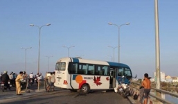 Hành khách ngã quỵ bên đường vì xe suýt bay khỏi cầu