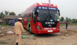 Xe khách 29 chỗ suýt bay xuống cầu, 2 khách Tây ngất xỉu