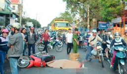 Sụp ổ gà ngã xuống đường, thiếu nữ bị xe tải cán tử vong