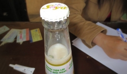 Chai sữa đậu nành của Tân Hiệp Phát chứa vật thể lạ bên trong