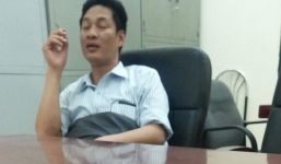 Hà Nội: Phó Chủ tịch phường Trung Văn phì phèo thuốc trong trụ sở