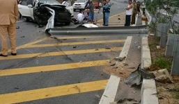 Ô tô nát bét khi đâm vào lan can đường trên cao tốc Nội Bài - Lào Cai