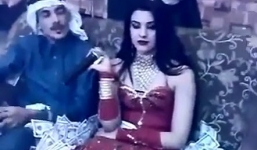 Clip: Đại gia tung tiền như rác cho cô gái đẹp trong quán Karaoke