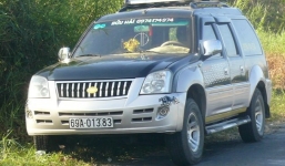 Hàng chục người dân truy đuổi xe ô tô nghi gây tai nạn