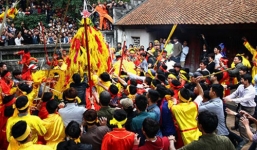 Lễ hội đầu Xuân bị biến dạng nguy hiểm, một gánh nặng lớn