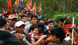 'Hỗn chiến tại đền Gióng là... phong tục lễ hội'?