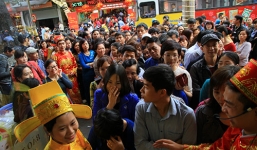 Người dân ùn ùn chen lấn mua vàng ngày Vía Thần Tài