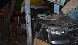 Ô tô “điên” đâm đổ nhà dân, bé trai 3 tuổi đi cấp cứu trong đêm