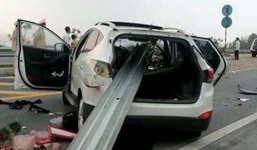 Video: Ôtô đâm xuyên lan can cao tốc Nội Bài - Lào Cai