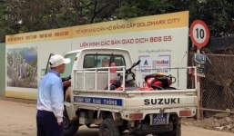 Bị xe tải kéo lê, thiếu nữ kêu cứu thảm thiết rồi tử vong