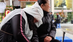 Trước khi chết, bà cụ bị đuổi ra đường ôm khóa cửa gào thét