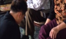 Sự thật lý do ca sĩ Anh Quân Idol rửa chân cho bố mẹ 