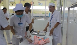 Bé trai bị bỏ rơi vì không có hậu môn được đưa vào cô nhi viện