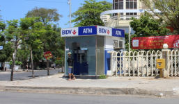 Tạm giữ một người nước ngoài dùng thẻ ATM giả để rút tiền