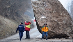 Hàng ngàn người mắc kẹt trong núi Alps vì tảng đá khổng lồ 50 tấn