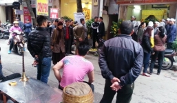 Quỳ lạy xin đưa quan tài mẹ vào nhà: Có 5 ngày để lo tang