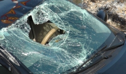 Ô tô biển xanh mất lái, tông gãy lan can cầu lao xuống đất