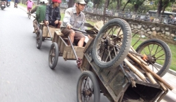 “Xe máy 8 bánh” ngông nghênh, dọa người đi đường