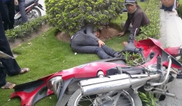 Tai nạn giao thông, nạn nhân bay vào bụi cây ven đường bất tỉnh