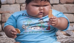 Bé gái 10 tháng tuổi có cân nặng 'khủng' bằng trẻ 6 tuổi