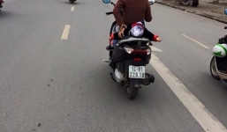 Hoảng hồn cảnh chở con nằm ngủ gật trên xe máy