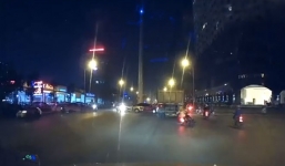 Video: Thót tim xe máy chở trẻ em vượt ẩu lao vào đuôi xe tải