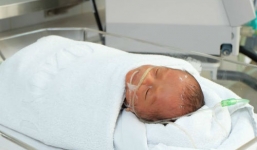 Cháu bé “đẻ rơi” trong bồn cầu đang thở oxy, ăn uống bằng đường xông