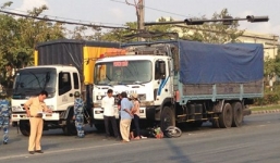 Hai mẹ con bị cuốn vào gầm xe tải may mắn thoát chết