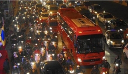 Báo Mỹ: Nhà giàu Việt mua 21.700 ô tô năm 2014, bà bán hoa quả thu 100.000đ/ngày