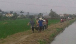 Nam thanh niên bất tỉnh giữa cánh đồng với nhiều vết rạch trên cơ thể