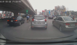  Màn qua đường thót tim của nữ sinh tại ngã tư “tử thần”