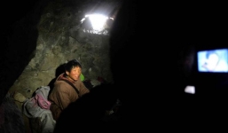 Sống kham khổ trong hang để tiết kiệm tiền lương gửi về quê