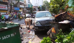 Xế hộp mất lái cuốn xe máy vào gầm, nhiều người nguy kịch