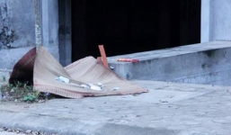 Hãi hùng phát hiện thi thể người đàn ông nằm gục trên vỉa hè