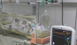  Bị xe ô tô hất văng 5 m, mẹ con sản phụ nguy kịch