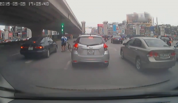  Màn qua đường thót tim của nữ sinh tại 'ngã tư tử thần'