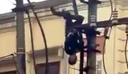 Thanh niên ngáo đá ngã cắm đầu từ trên cột điện cao thế xuống đất