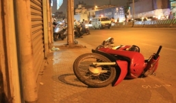 Thấy bạn ngồi sau tử vong, nam thanh niên vứt xe máy bỏ chạy