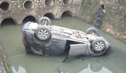 Đạp nhầm chân ga, xế hộp tiền tỷ ngửa bụng dưới mương nước
