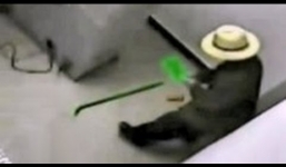 TQ: Người đàn ông dùng xà beng cậy ATM lấy đi hơn 1,7 tỉ đồng