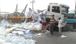 Xe tải bất ngờ đâm vào dải phân cách, hàng trăm tấm kính vỡ nát tràn xuống  lòng  đường