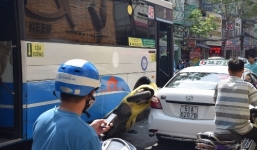  Xe buýt, xe máy và taxi tông nhau liên hoàn 