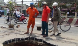 Xuất hiện 'hố tử thần' giữa đường nuốt trọn được xe tải