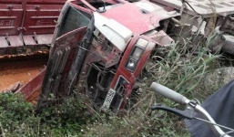 Tàu hỏa đâm ô tô, tài xế nhảy khỏi cabin thoát thân