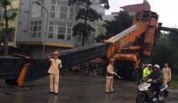 Hà Nội: 'Hút chết' vì tay đòn cần cẩu 10m văng ra đường