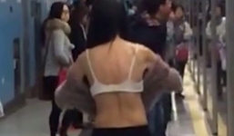 Video: Đỏ mặt cô gái Hong Kong 'làm trò lố' giữa sân ga do quá nóng