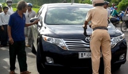 Hất cảnh sát lên nắp capo, nữ cán bộ sở xây dựng Vĩnh Phúc khai gì?