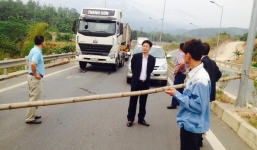 Người dân vác tre chặn đường cao tốc, giao thông tắc nghẽn