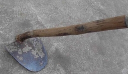 Bị nhắc nhở, anh dùng cuốc đánh chết em trai