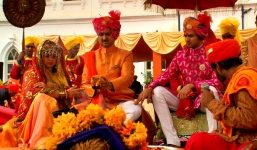 Đám cưới xa hoa như trong cổ tích của hoàng tử Ấn Độ